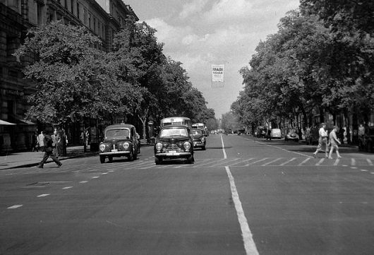 Andrássy út (Népköztársaság útja) a Nagymező utcától az Oktogon felé. 1958