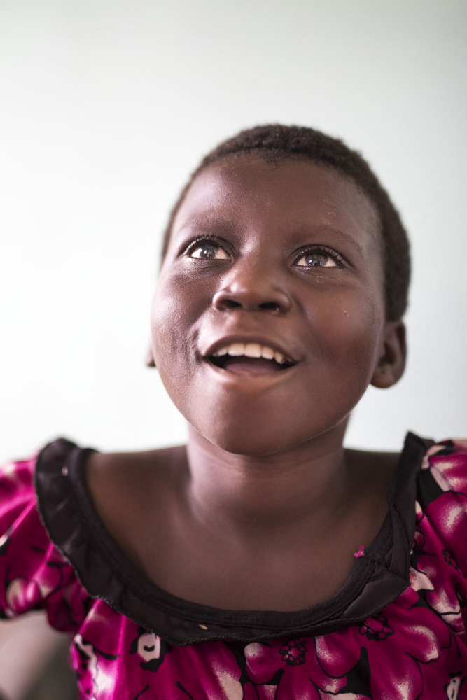 Mbedji a látásával együtt visszakapta az életét is: iskolába járhat, később pedig családot is alapíthat., 2015