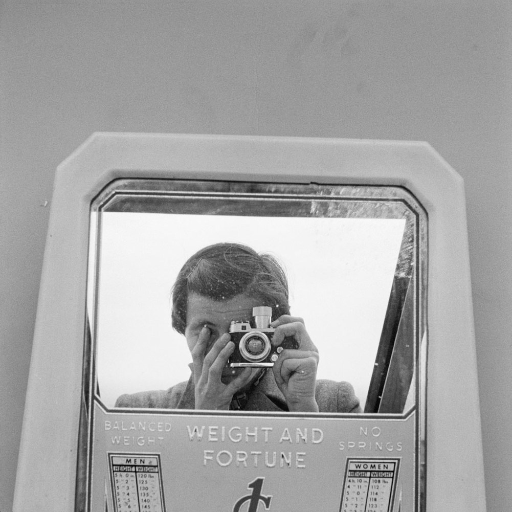 Fotó: Vivian Maier: Önarckép, d.n. © Vivian Maier/Maloof Collection, Courtesy Howard Greenberg Gallery, New York.