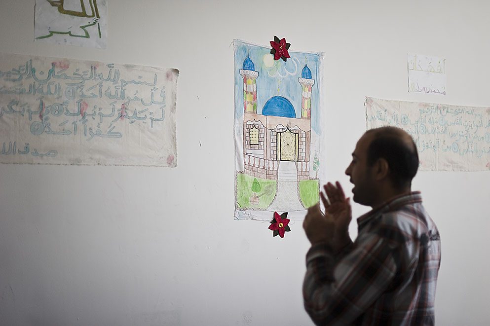 Ima, Muszlim férfi imádkozik a nyírbátori őrzött szálláshelyen, 2012