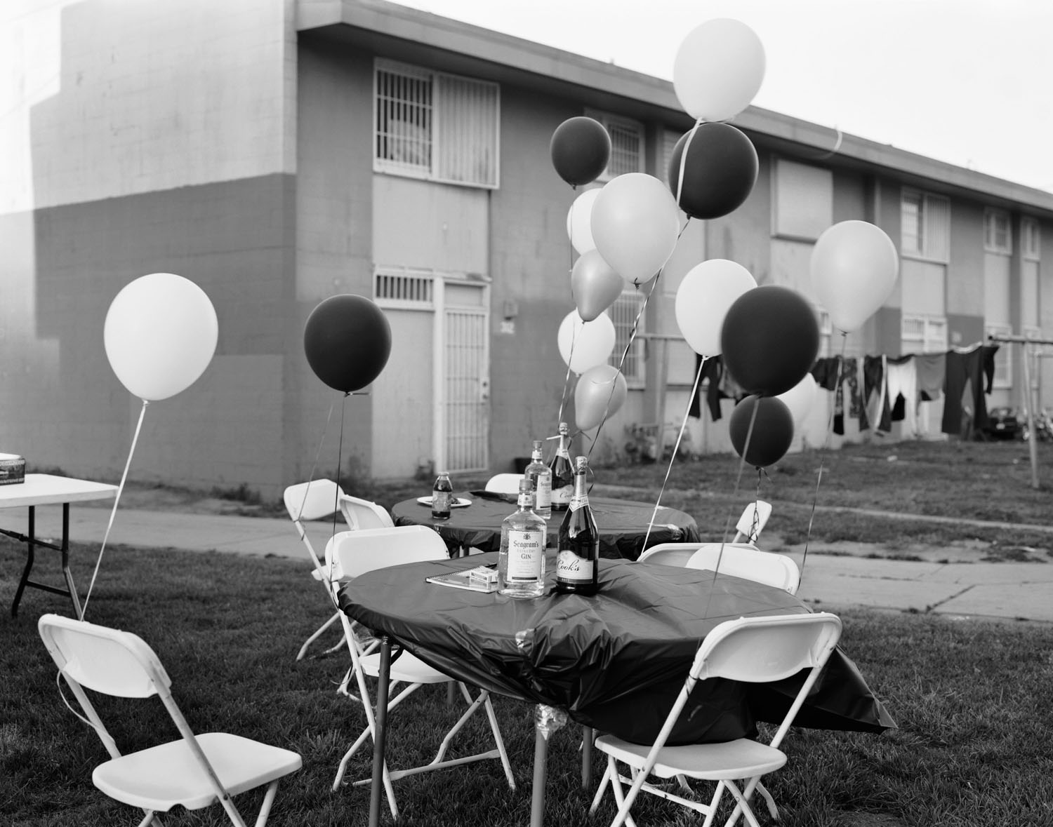 Dana Lixenberg, Untitled (Birthday party), 2009 Imperial Courts 1993 – 2015 Gelatin silver print © Dana Lixenberg | Courtesy of the Artist and GRIMM, Amsterdam/New York