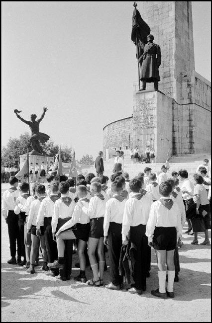 Úttörő csapat tisztelgése. / Pioneer group on military day. Budapest, Hungary, 1964 © Elliott Erwitt / Magnum Photos
