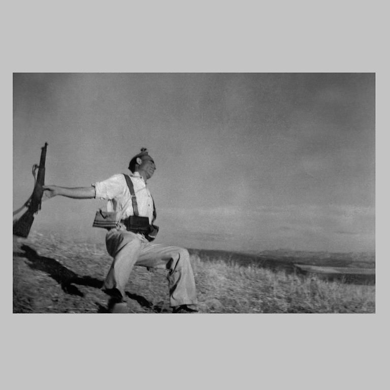 Robert Capa, [Death of a loyalist militiaman, Córdoba front, Spain], Early September, 1936 © International Center of Photography/Magnum Photos