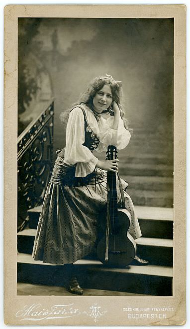 Cigánylány jelmezben (1903 körül)
