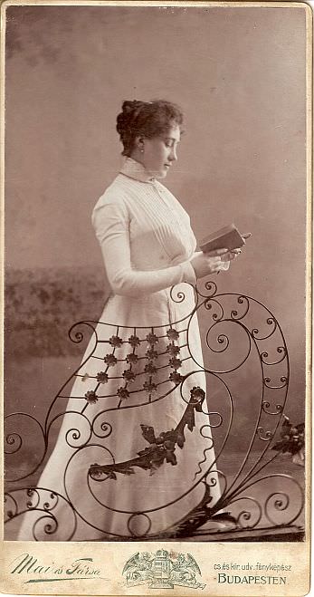 Olvasó nő (1900 körül)