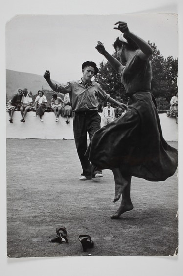Fiatal pár táncol a Baszk fesztiválon. Biarritz, Franciaország, 1951. augusztus. Fényképezte Robert Capa. Magyar Nemzeti Múzeum gyűjteménye, Budapest 