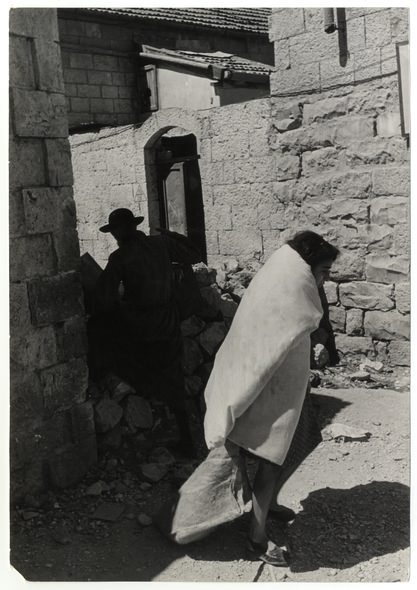 Pokrócba betakart lány. Jeruzsálem, 1948-1950. Fényképezte Robert Capa. Magyar Nemzeti Múzeum gyűjteménye, Budapest 
