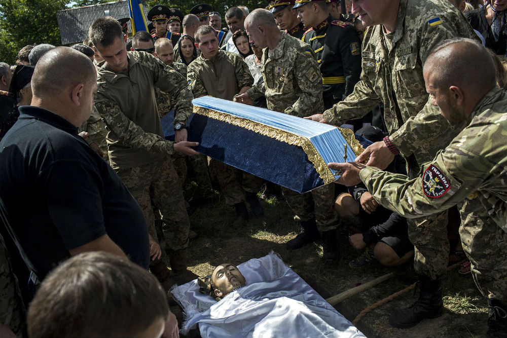 Végh László: Volodimir Cirik ukrán katona temetése Uglyán (Uhlja). A katona a luhanszki régióban teljesített harci feladatot. Szakadár fegyveresek lesből támadtak osztagára 2016. július 18-án. (2016)