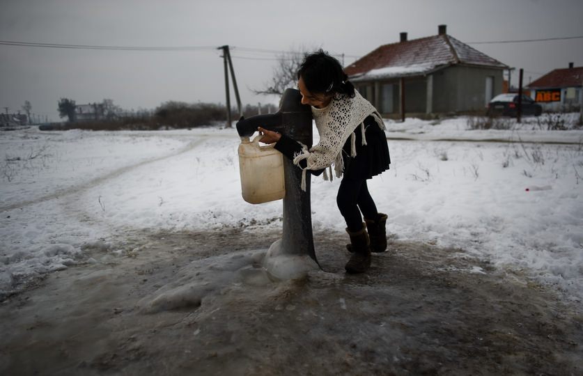 STILLER Ákos: Egy lány vizet vesz Tiszavasvári mellett / A Girl Taking Water Near Tiszavasvári, Hungary, 2012